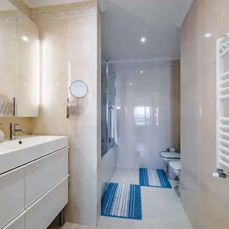3 Bedroom In Parede, Minutes From *