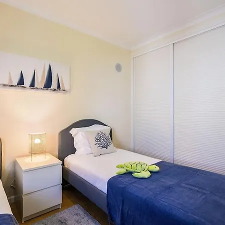 3 Bedroom In Parede, Minutes From *