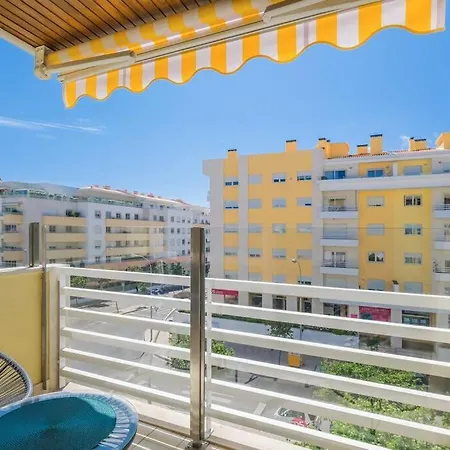 3 Bedroom In Parede, Minutes From *