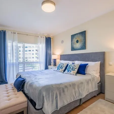 3 Bedroom In Parede, Minutes From *